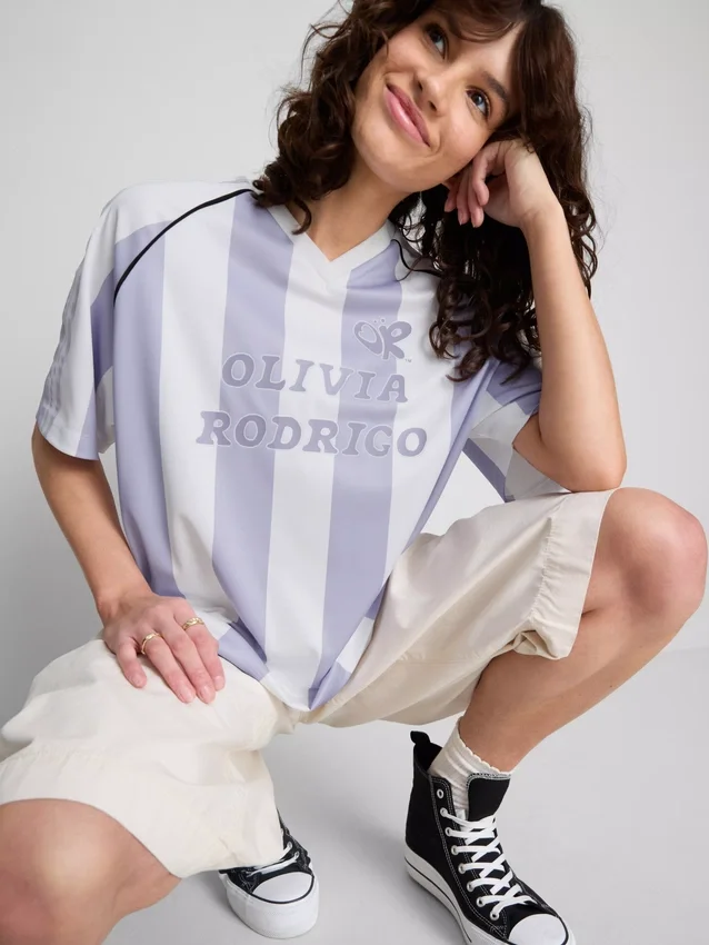 The Primark Scene | Pruhovaný fotbalový dres Olivie Rodrigo