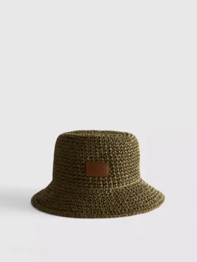 Tkaný klobouk typu „bucket hat“