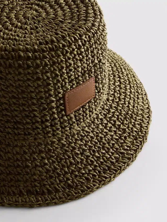 Tkaný klobouk typu „bucket hat“