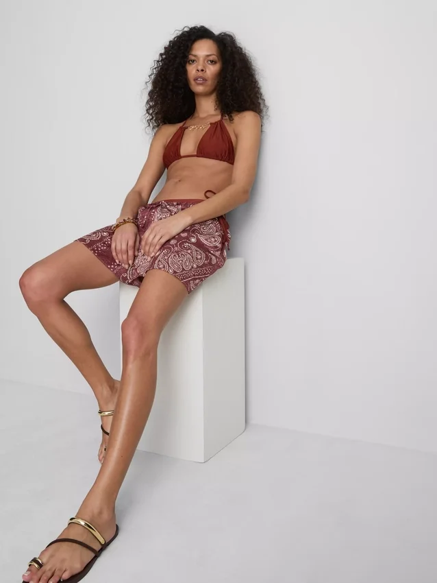 Trojúhelníkové bikiny s řetízkovým detailem