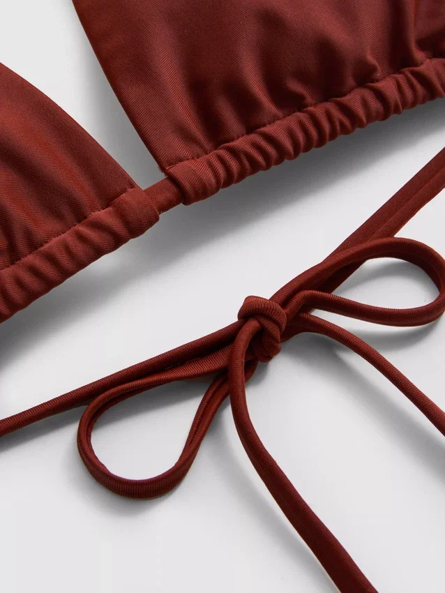 Trojúhelníkové bikiny s řetízkovým detailem