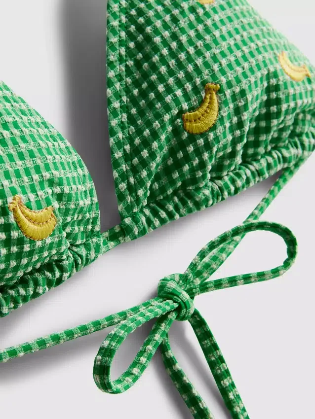 Trojúhelníkové bikiny s kostkovaným vzorem a banánem