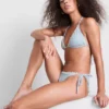 Trojúhelníkové bikiny s kostkovaným vzorem a lemováním z řetízku sedmikrásky