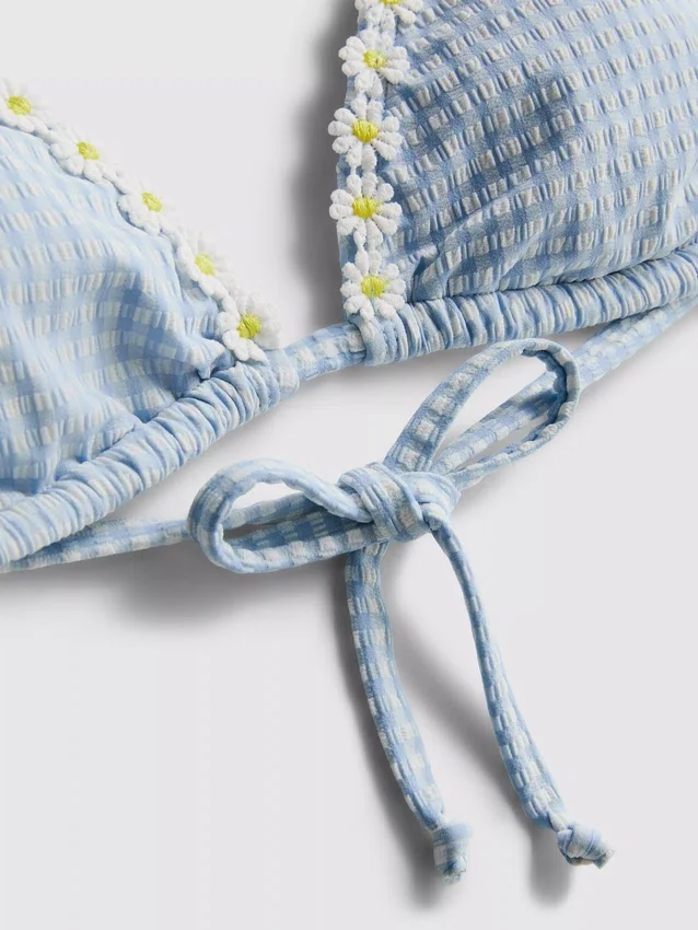 Trojúhelníkové bikiny s kostkovaným vzorem a lemováním z řetízku sedmikrásky
