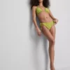 Vyšívané bikiny s vázáním na bocích