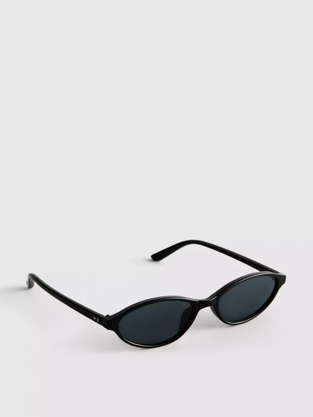 Úzké oválné sluneční brýle